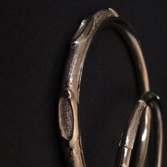 Pair of golden Bangles - Picture 3 of 7